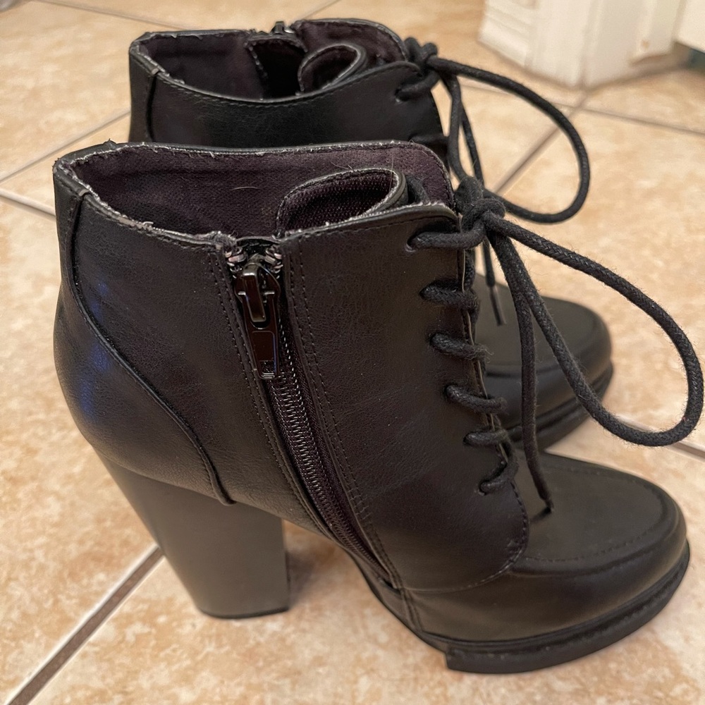 Shoe dazzle “Mami” chunky heel bootie size 6.5